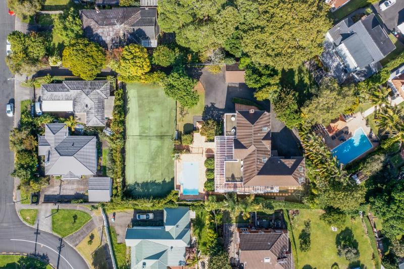 Grande Vista 5Br Manor with Pool & Mt Eden Views - image 14