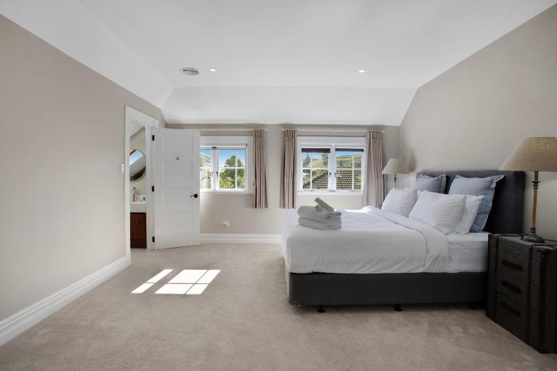 Grande Vista 5Br Manor with Pool & Mt Eden Views - image 16