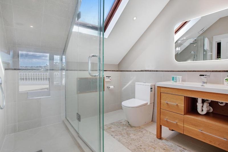 Grande Vista 5Br Manor with Pool & Mt Eden Views - image 10