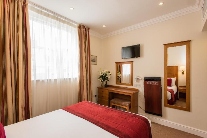 Classic Double Room image 2