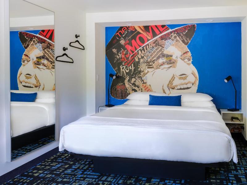 Deluxe King Room image 2