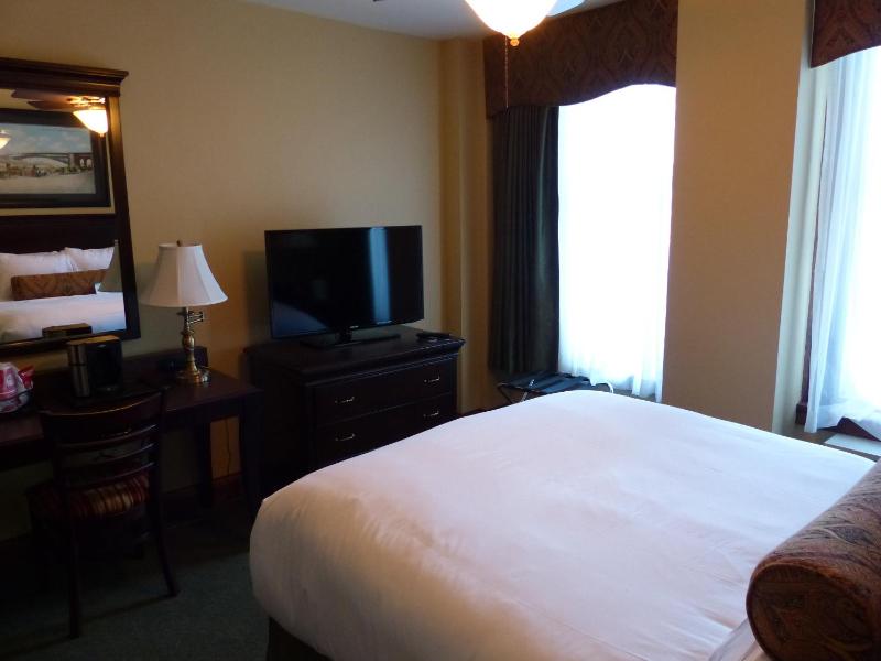 Deluxe Queen Room - Non-Smoking image 3