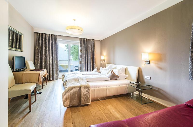 Double Room with Balcony image 2