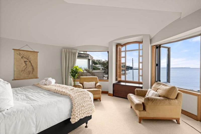 Takapuna Beachfront w Stunning Views - image 11