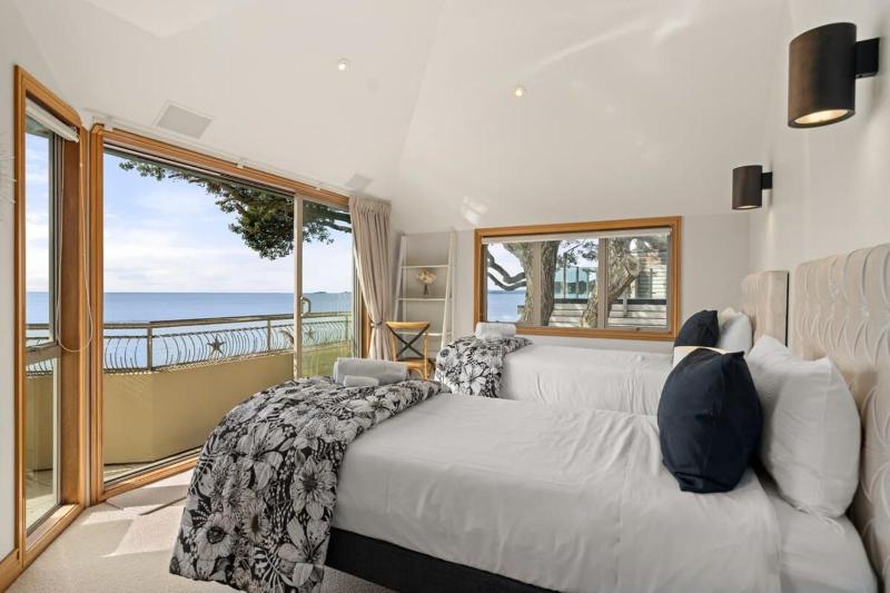 Takapuna Beachfront w Stunning Views - image 15
