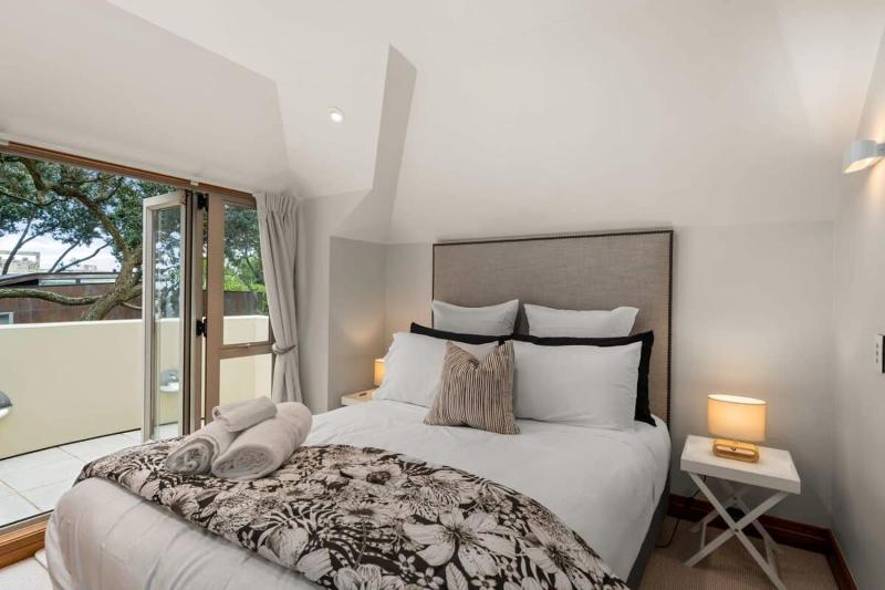 Takapuna Beachfront w Stunning Views - image 6
