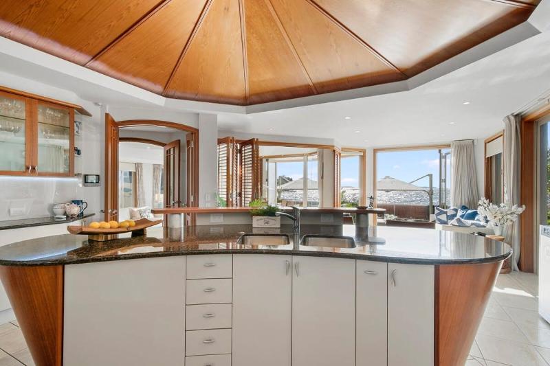 Takapuna Beachfront w Stunning Views - image 12