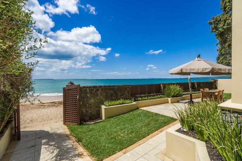 Takapuna Beachfront w Stunning Views - image 2