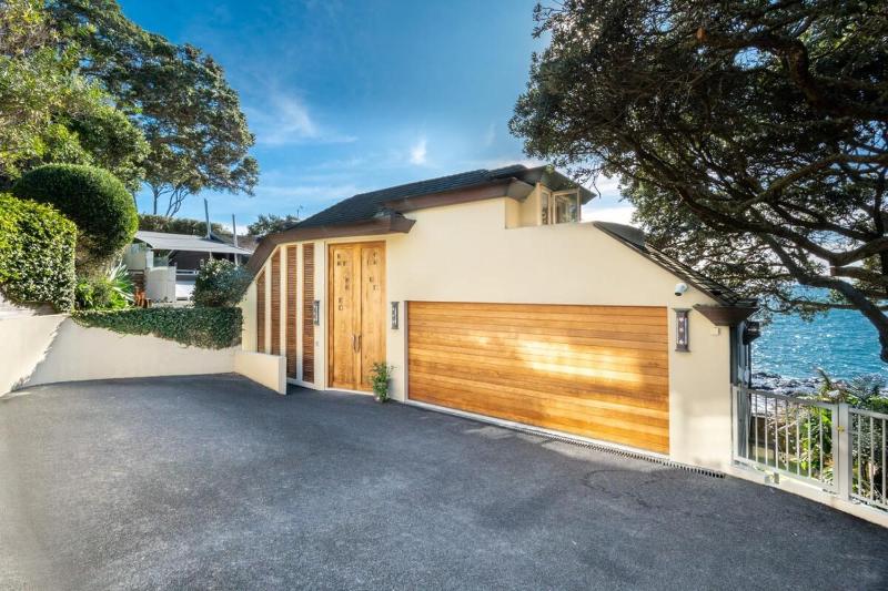 Takapuna Beachfront w Stunning Views - image 8