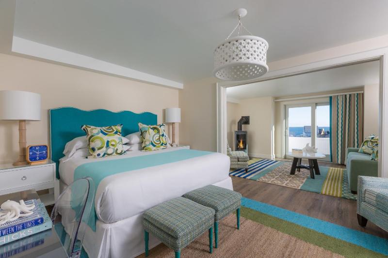 Deluxe Suite with Sea View image 3
