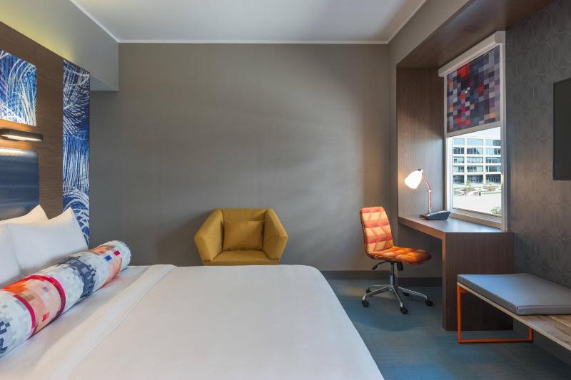 Aloft Room, Guest room, 1 King image 4
