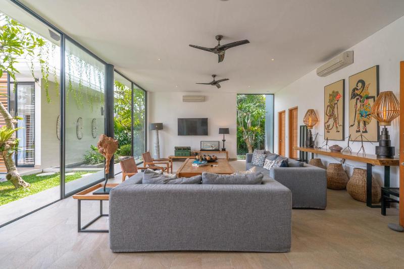 Villa Vida Mira - Elegant 4BR Beachside Villa in Canggu - image 3