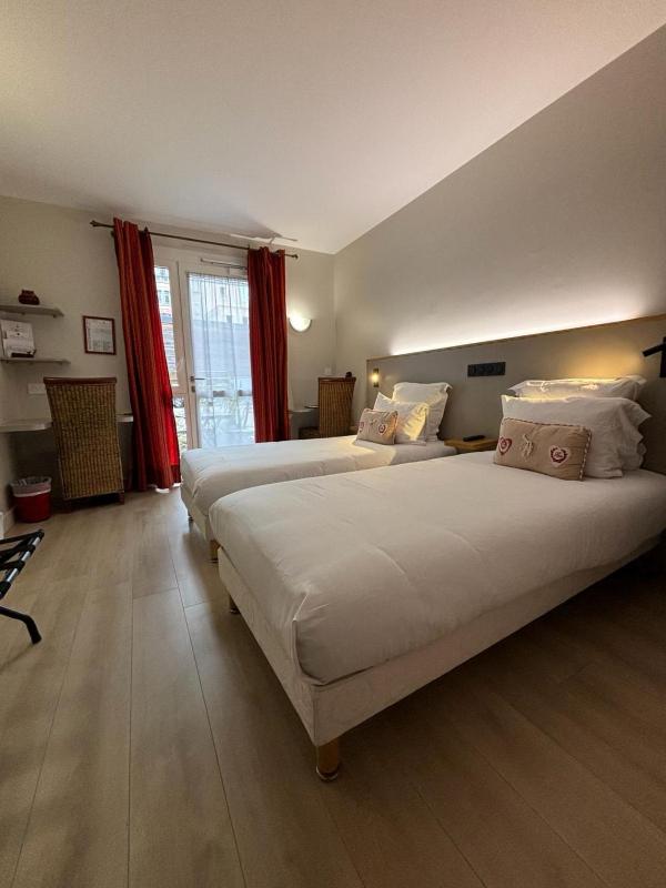 Standard Twin Room with Shower image 3