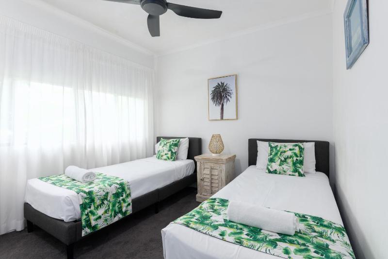 Unit 4 @ Tropical Reef Apartments - image 2