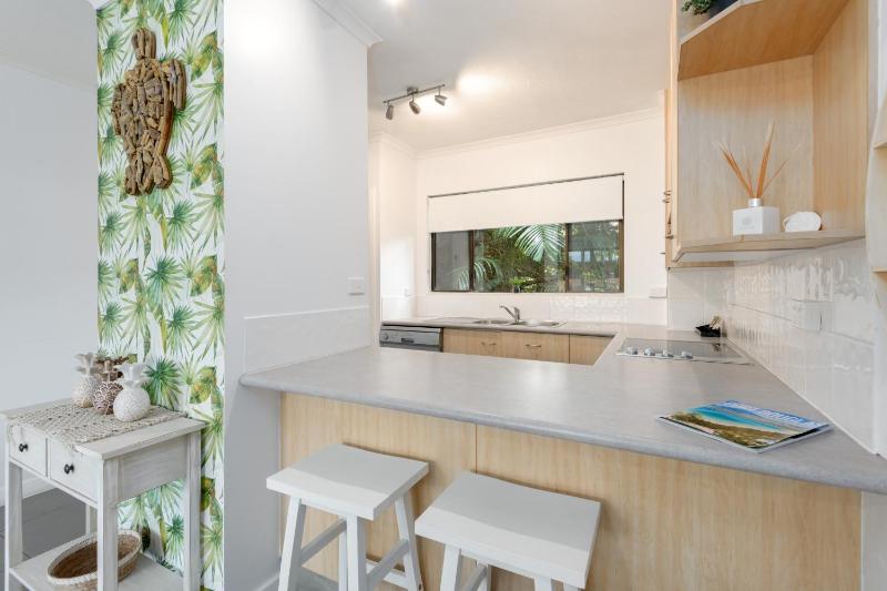 Unit 4 @ Tropical Reef Apartments - image 3