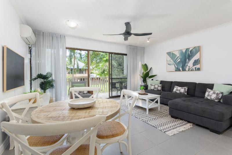 Unit 4 @ Tropical Reef Apartments - image 1