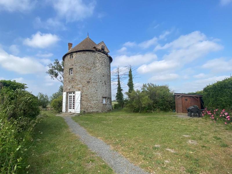 Former 19th century windmill in Cherrueix Images