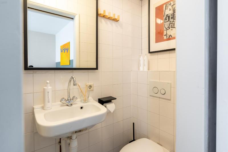 Medium Studio with Kitchen image 2