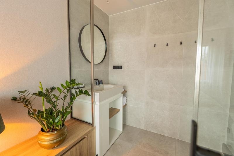 Apartment with Shower image 4