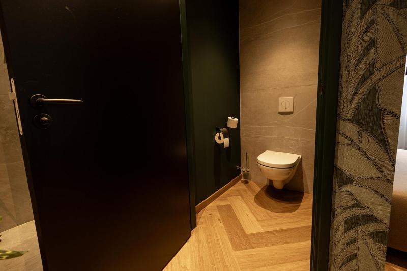 Apartment with Shower image 1