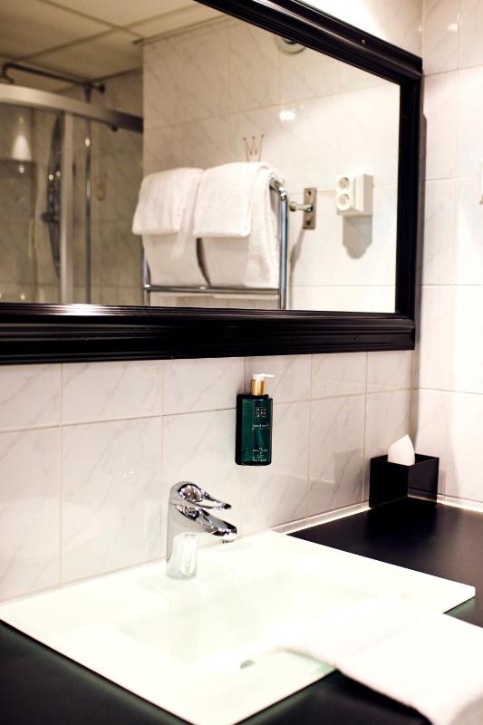 Standard Twin Room image 3