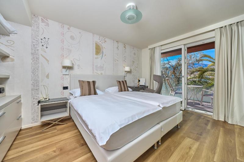 Double or Twin Room with Lake View image 4
