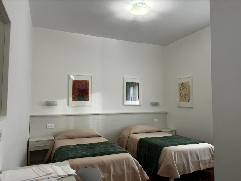 Twin Room image 2