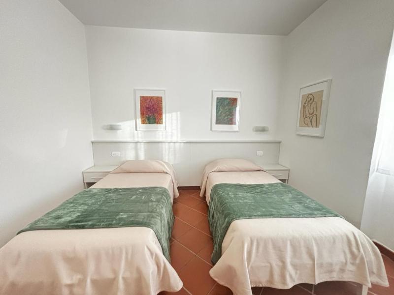 Twin Room image 4