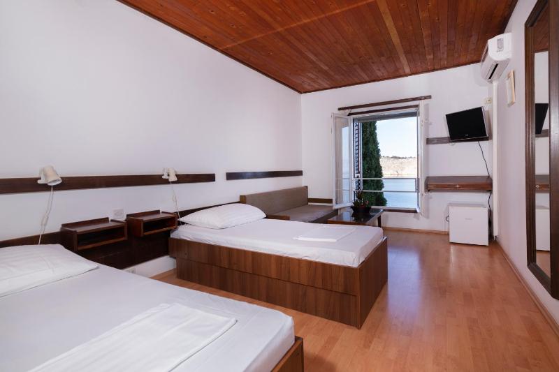 Standard Double or Twin Room image 4