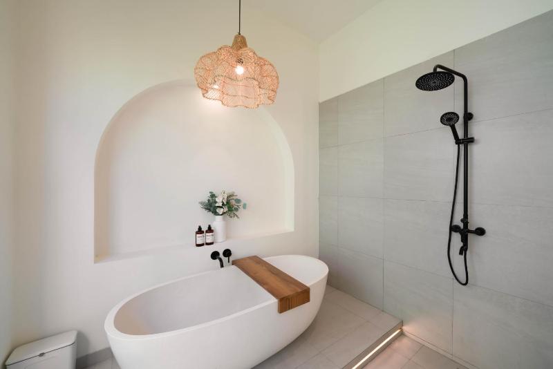 Villa Yuri - Stylish and Tropical Oasis 2BR Villa in Canggu - image 10
