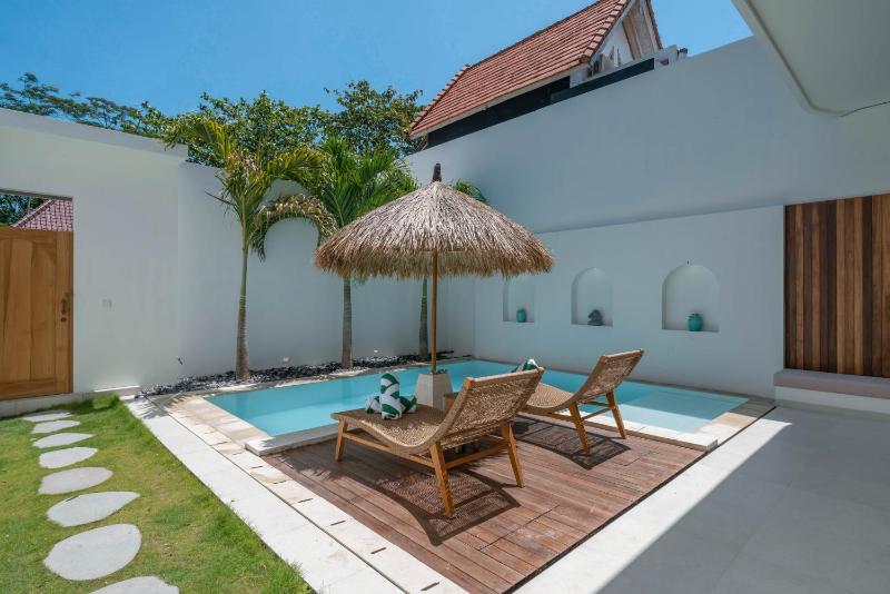 Villa Yuri - Stylish and Tropical Oasis 2BR Villa in Canggu - image 12
