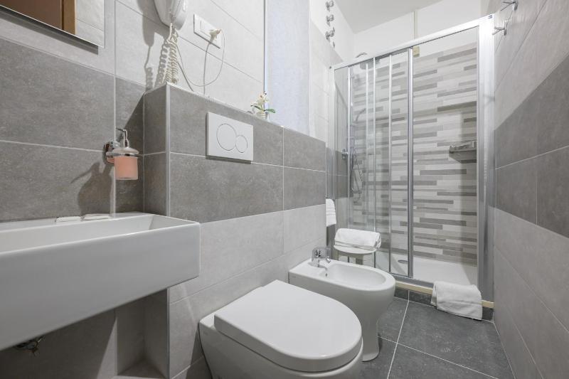 Single Room with Shared Bathroom image 3