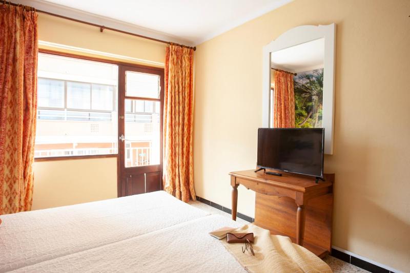 Twin Room with Balcony image 3