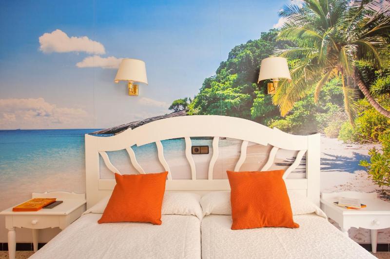 Twin Room with Balcony image 2