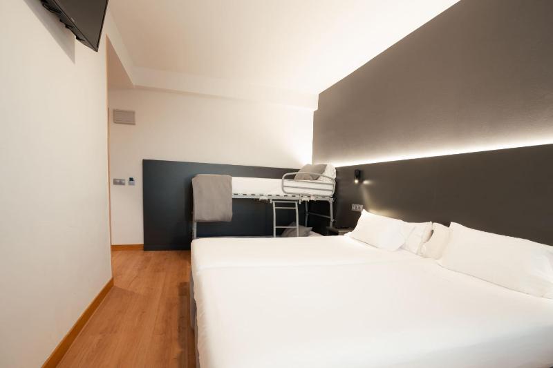 Quadruple Room image 4