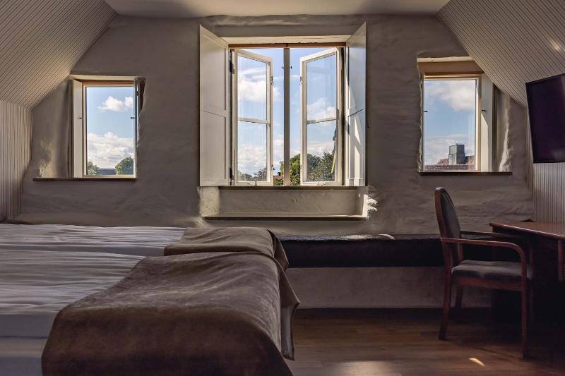 Standard Twin Room image 1