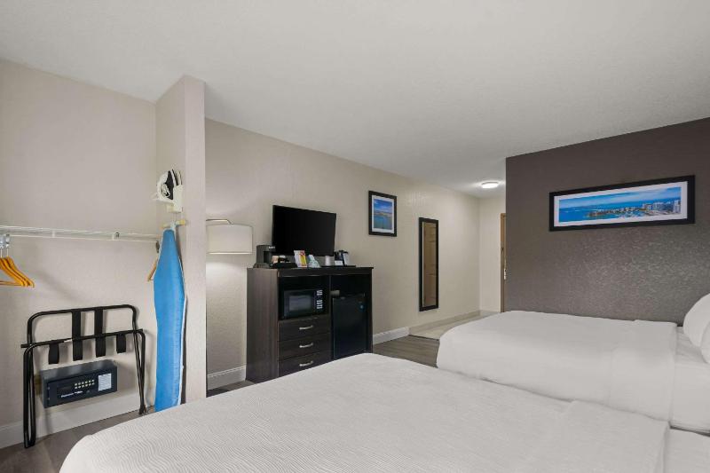 Queen Room with Two Queen Beds - Accessible/Non-Smoking  image 4