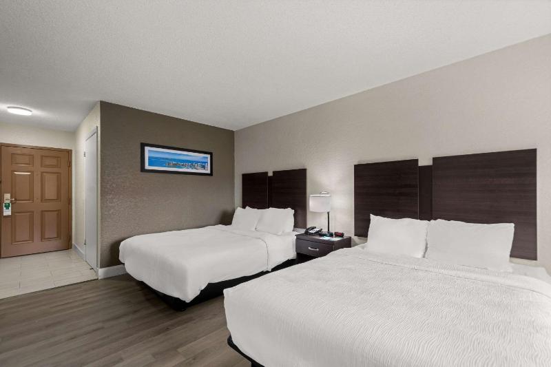Queen Room with Two Queen Beds - Non-Smoking image 3