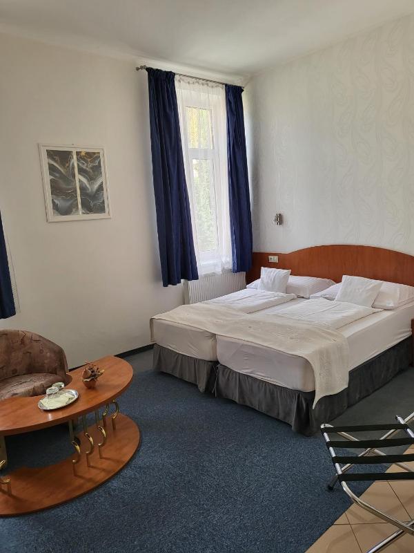 Double Room with Extra Bed image 1