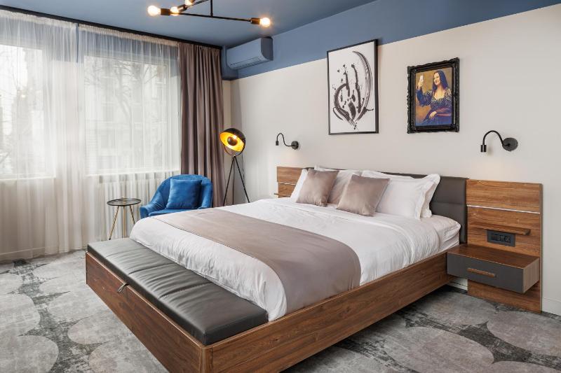 Superior King Suite image 4