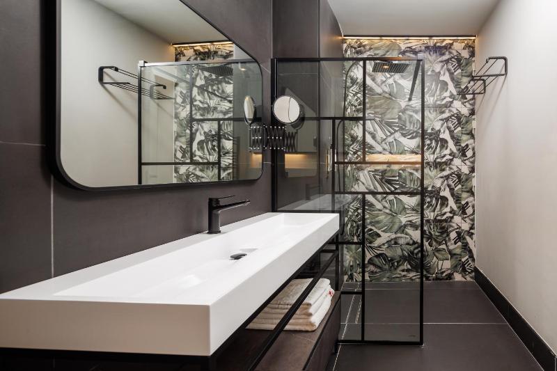 Superior King Suite image 2