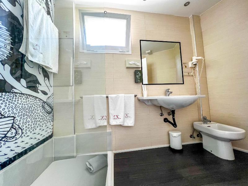 Twin Room image 4