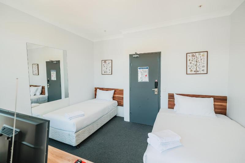 Standard Twin Room with Shared Bathroom image 4