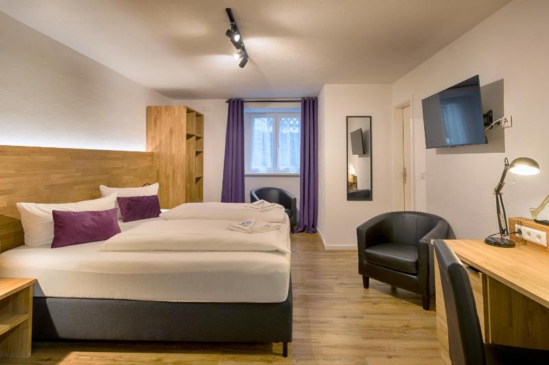 Large Double Room image 4