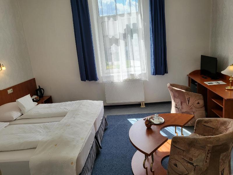 Standard Double Room image 3