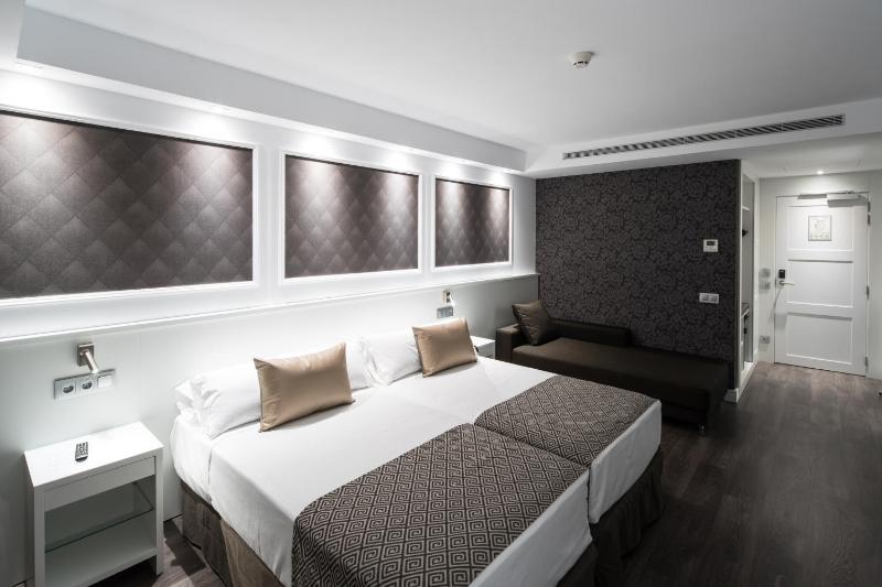 Quadruple Room (2 Adults + 2 Children) image 1