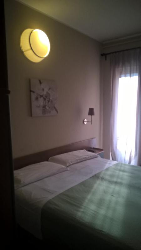 Basic Twin Room image 3