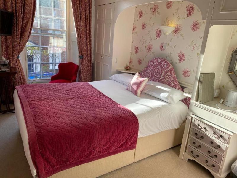 Standard Double Room image 4