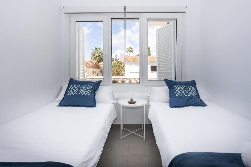 Twin Room with Shared Bathroom image 4