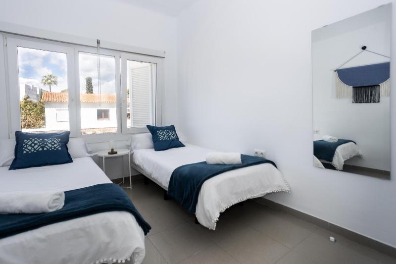 Twin Room with Shared Bathroom image 3